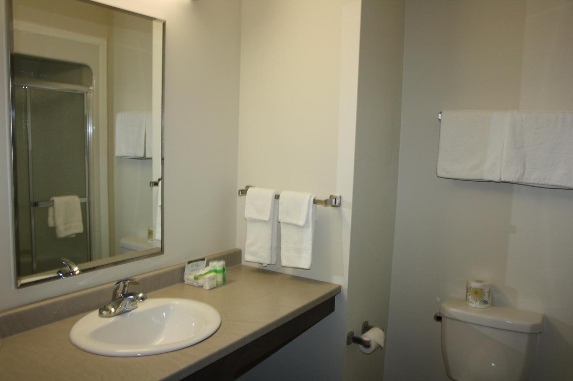 Crossroads Inn & Suites Paradise Номер фото