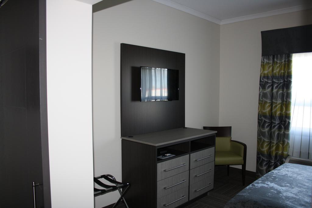 Crossroads Inn & Suites Paradise Экстерьер фото