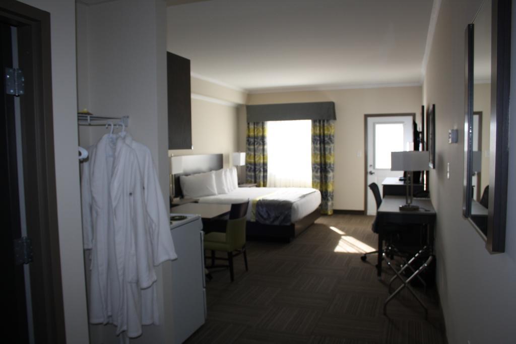 Crossroads Inn & Suites Paradise Экстерьер фото
