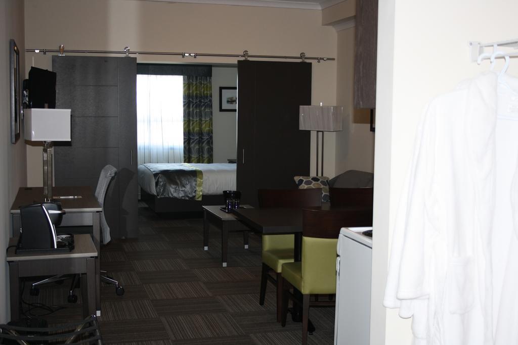 Crossroads Inn & Suites Paradise Экстерьер фото