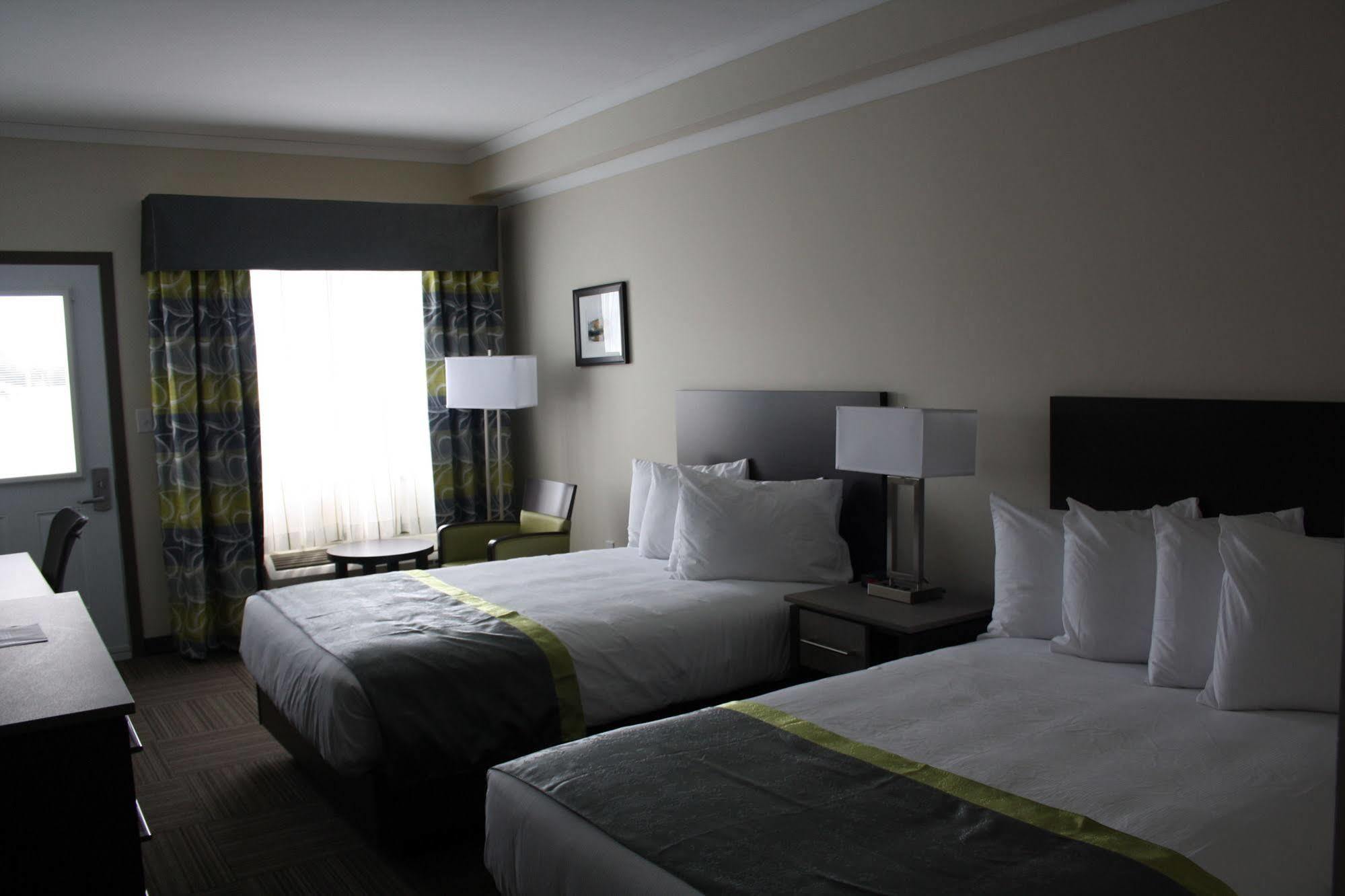 Crossroads Inn & Suites Paradise Экстерьер фото