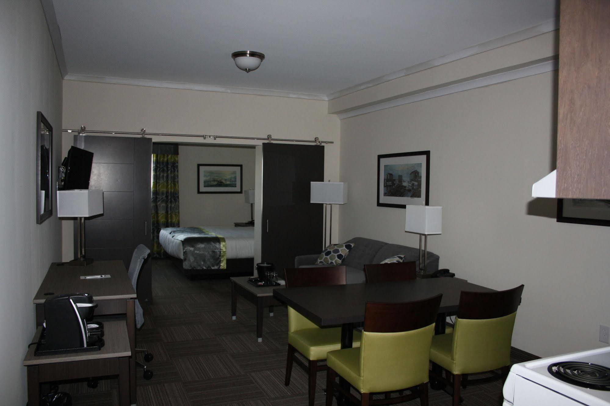 Crossroads Inn & Suites Paradise Экстерьер фото
