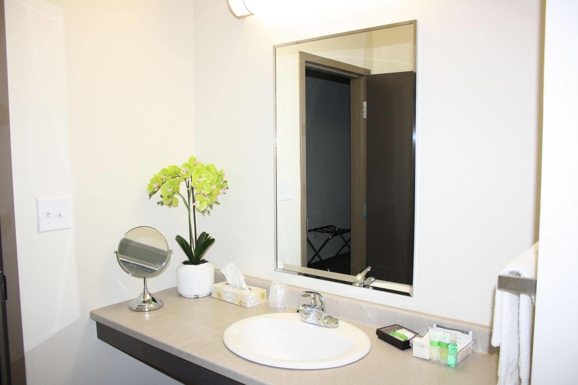 Crossroads Inn & Suites Paradise Экстерьер фото