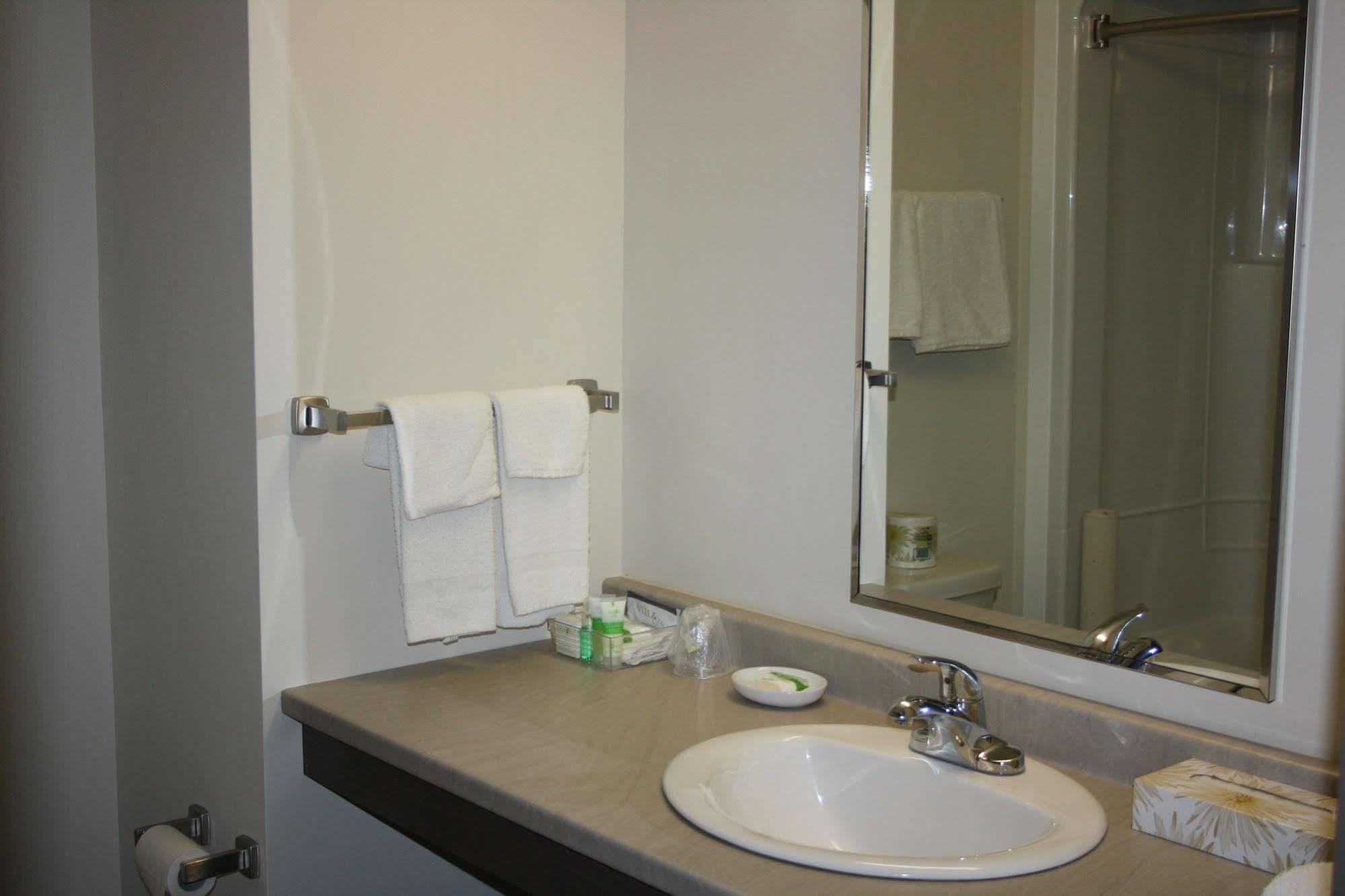 Crossroads Inn & Suites Paradise Экстерьер фото