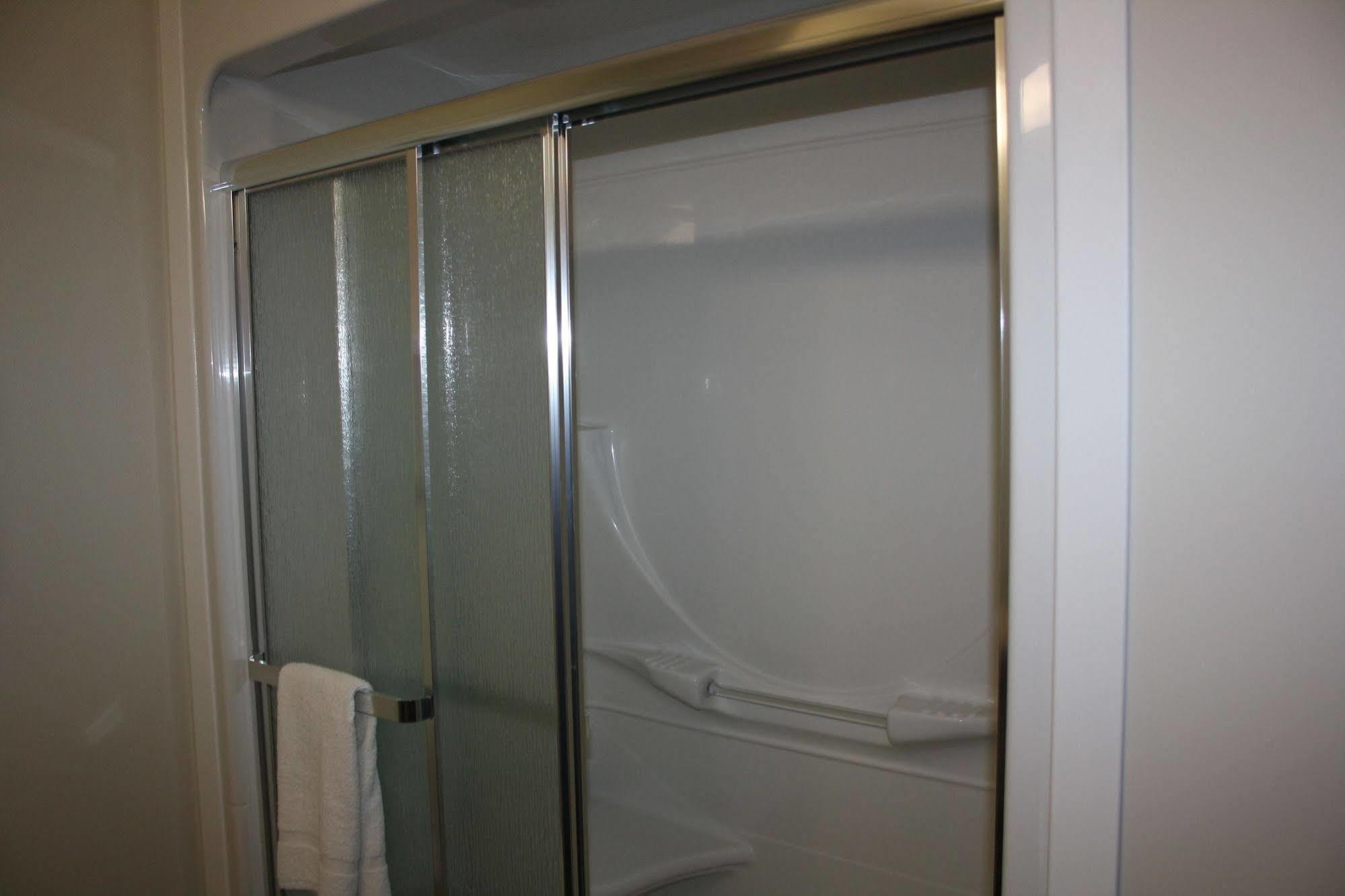 Crossroads Inn & Suites Paradise Экстерьер фото