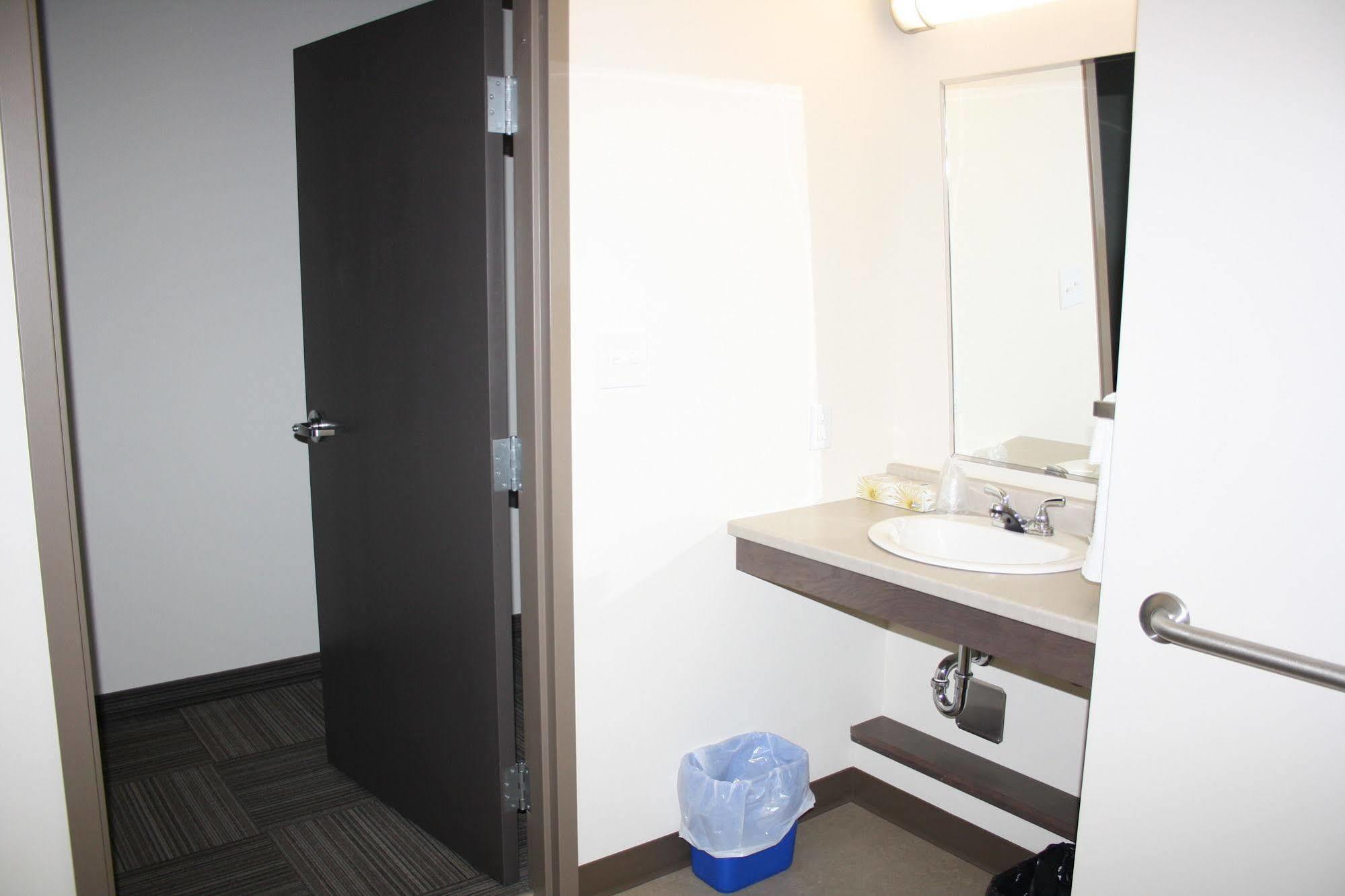 Crossroads Inn & Suites Paradise Экстерьер фото