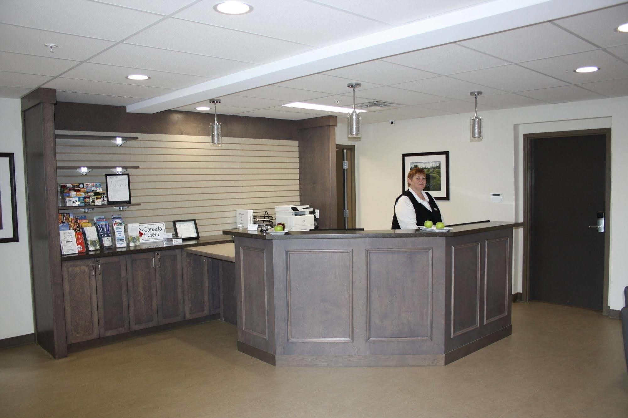 Crossroads Inn & Suites Paradise Экстерьер фото