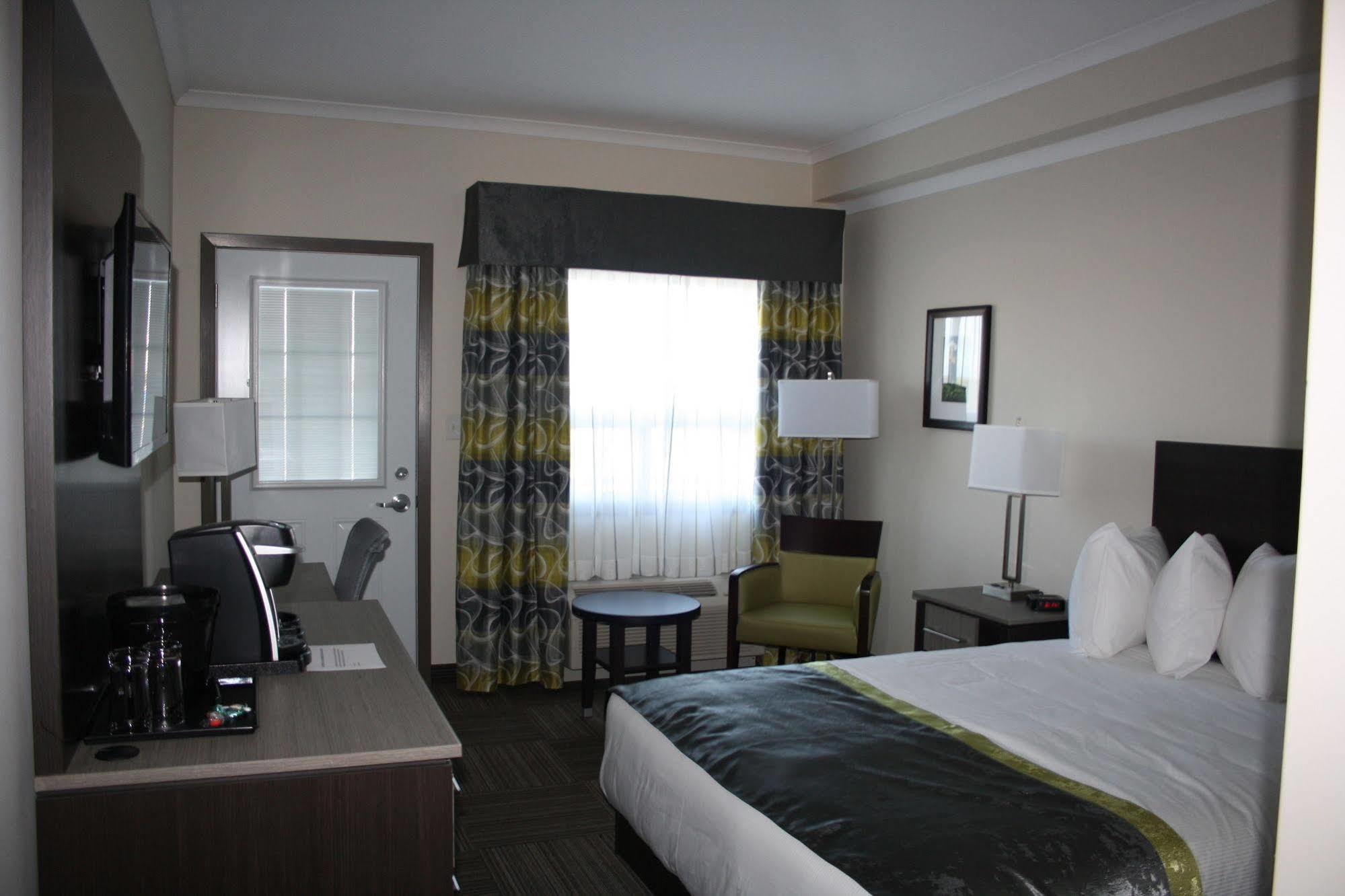 Crossroads Inn & Suites Paradise Экстерьер фото