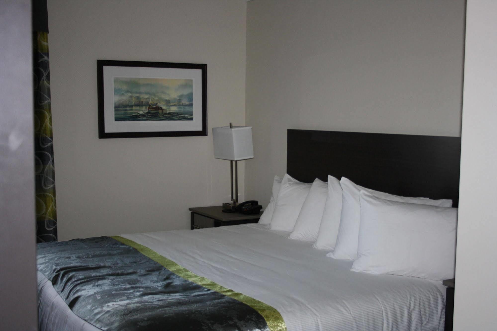 Crossroads Inn & Suites Paradise Экстерьер фото
